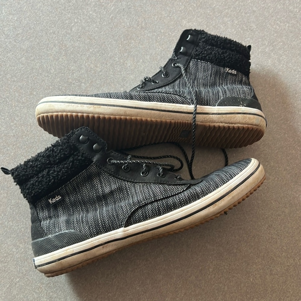 Keds women’s ankle boots size 10. Worn twice but great shape.